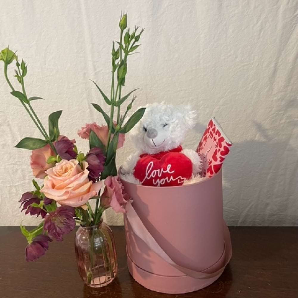 Hat box - Florists Choice of Flowers