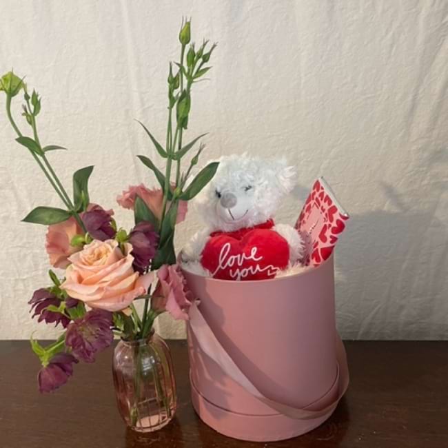 Hat box - Florists Choice of Flowers